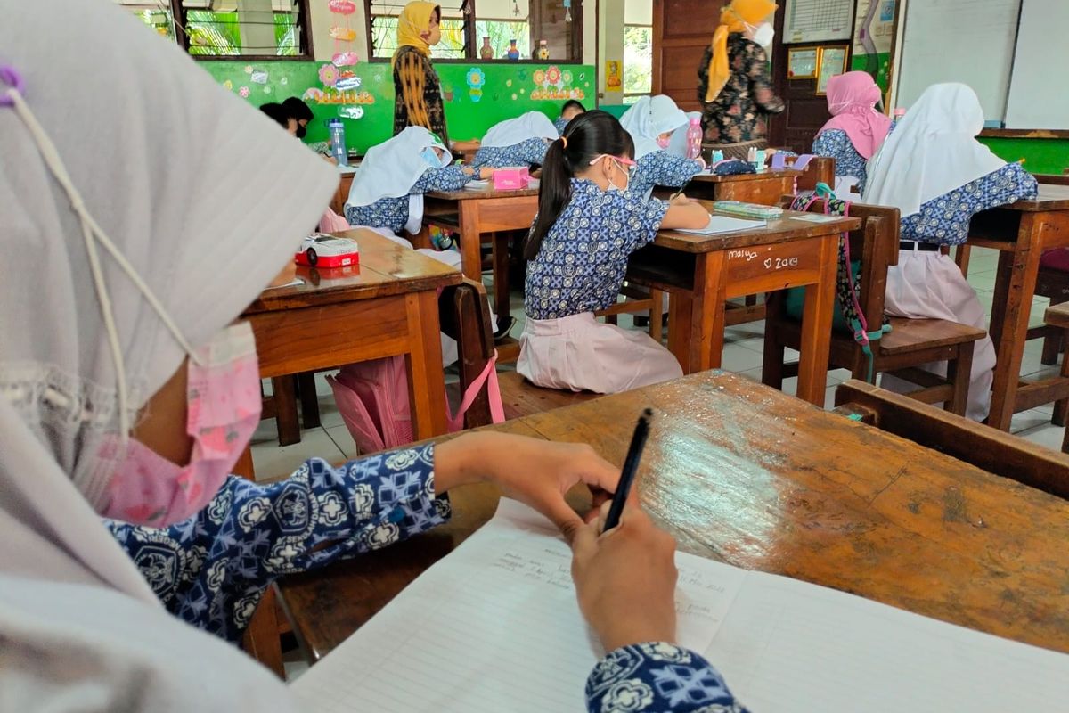 Hari pertama pelaksanaan PTM 100 persen di SDN Johar Baru 01 Pagi, Jakarta Pusat. Murid tampak antusias mengikuti kegiatan belajar mengajar setelah libur panjang Lebaran 2022, Kamis (12/5/2022).