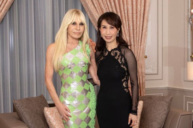 Donatella Versace dan Daisy Ho.
