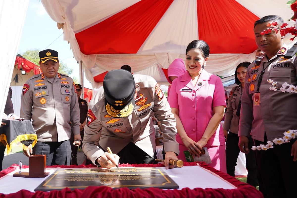 Kapolda Sulbar Irjen Pol Adang Ginanjar bersama Ketua Bhayangkari Daerah Sulbar Miranti Adang meresmikan rumah perlindungan Ibu dan Anak di Kabupaten Polewali Mandar, Rabu (2/8/2023).
