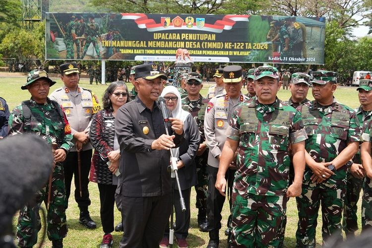 Penjabat Sementara (PJs) Bupati Kediri Heru Wahono Santoso dalam penutupan program TMMD ke-122 Kodim 0809 Kediri di Lapangan Brigif 16 Wira Yudha Kediri, Kamis (31/10/2024).