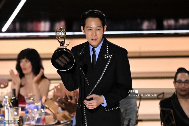 Aktor Korea Lee Jung Jae menerima penghargaan Outstanding Lead Actor In A Drama Series untuk serial Squid Game di panggung Emmys Awards ke-74 di Microsoft Theater, LA, pada 12 September 2022.