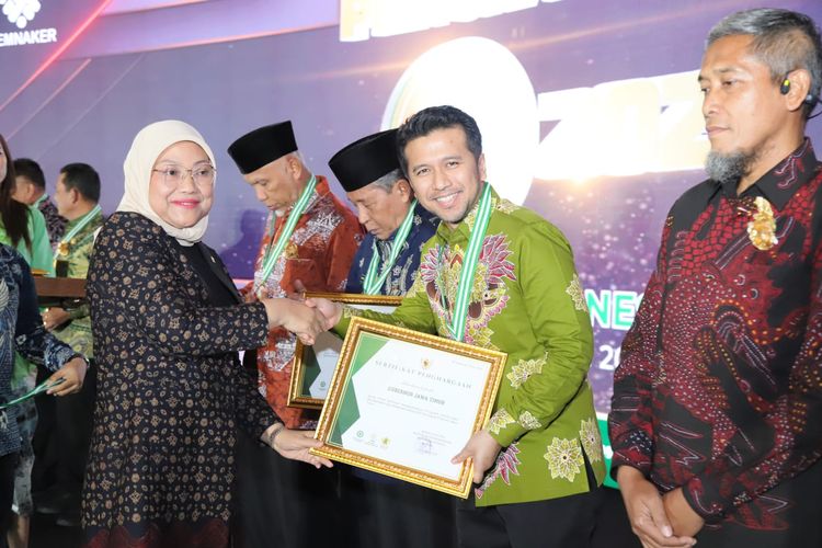  Menteri Ketenagakerjaan (Menaker) Ida Fauziyah dalam penganugerahan Penghargaan Keselamatan dan Kesehatan Kerja (K3 Awards) Tahun 2023 kepada perusahaan dan gubernur di Jakarta, Kamis (22/6/2023).
