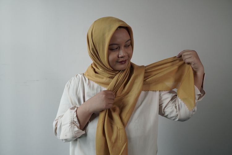 Tutorial hijab segi empat untuk Idul Adha 1446 H.