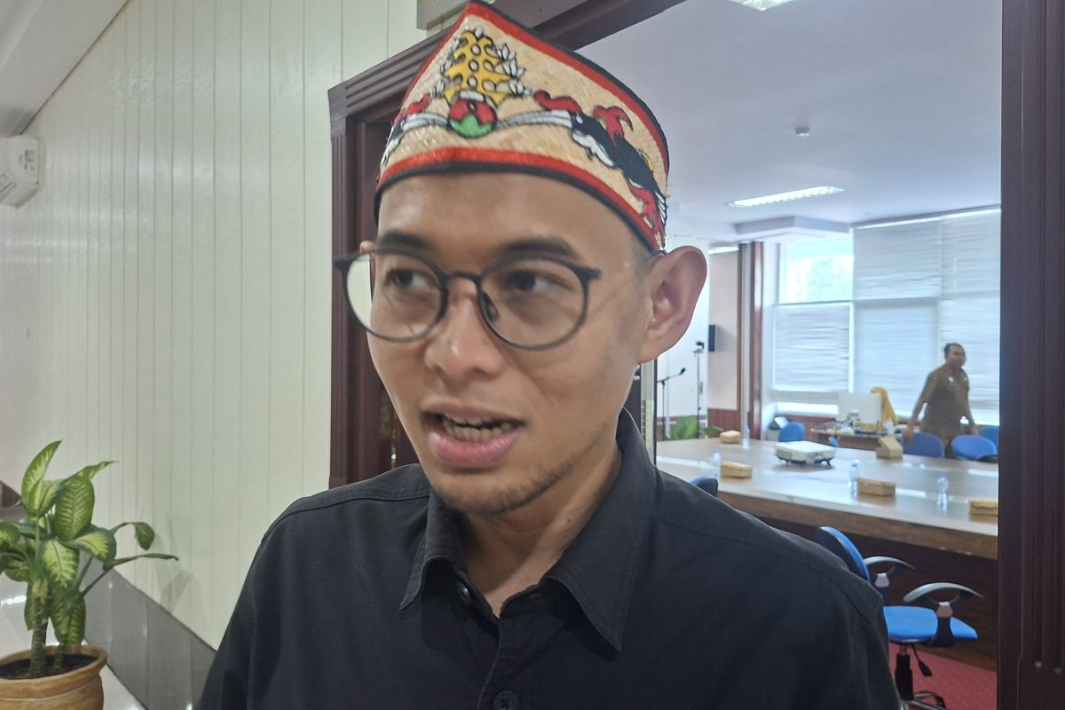 Kepala OJK Kalteng Primandanu Febriyan Aziz saat diwawancarai awak media di Kantor Gubernur Kalteng, Palangka Raya, Senin (13/4/2026).