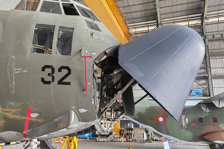 Moncong pesawat Hercules C-130 yang menganga karena sedang dilakukan perawatan dan pemeliharaan di Skadron Teknik 022, Lanud Abdulrachman Saleh, Malang, Jawa Timur, Rabu (19/2/2025).