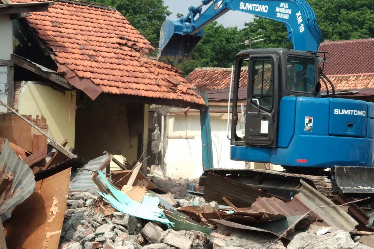 Pembongkaran rumah petak yang berdiri di atas tanah Pemprov DKI di Jalan Palmerah Barat, Kamis (5/10/2017).