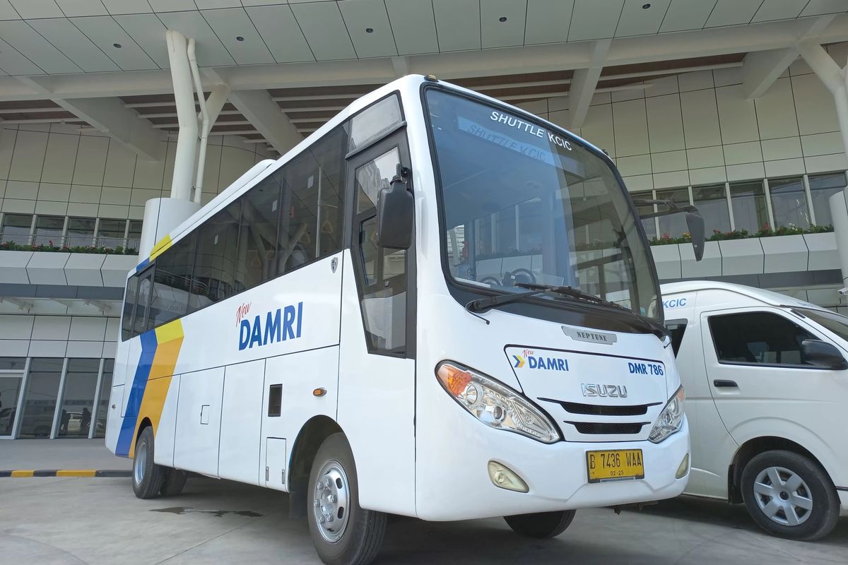 DAMRI merilis rute baru yang menghubungkan stasiun Kereta Cepat Indonesia China (KCIC) Halim menuju Bandara Soekarno-Hatta dan Stasiun KCIC Tegalluar menuju Stasiun Bandung.
