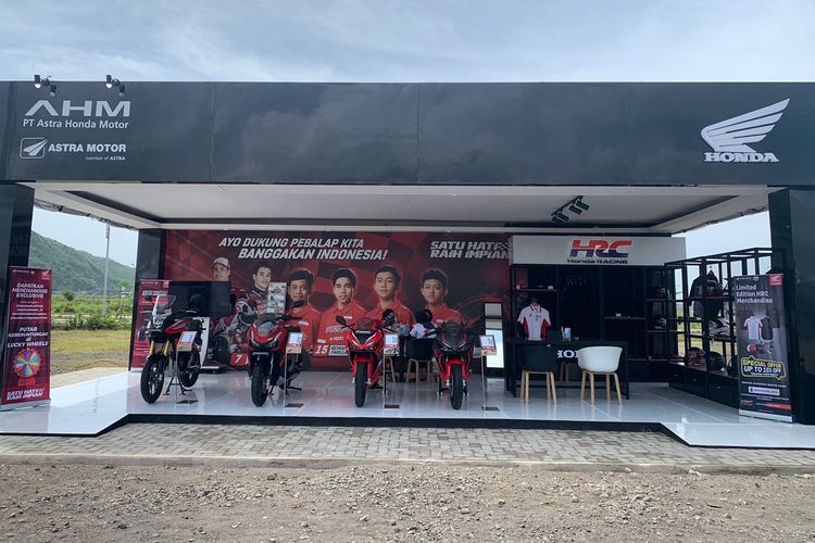 PT Astra Honda Motor (AHM) memamerkan sejumlah unit motor saat penyelenggaraan WSBK Mandalika yang berlangsung bersamaan dengan Idemitsu Asia Talent Cup 2022 di Sirkuit Mandalika pada 11-13 November 2022. 