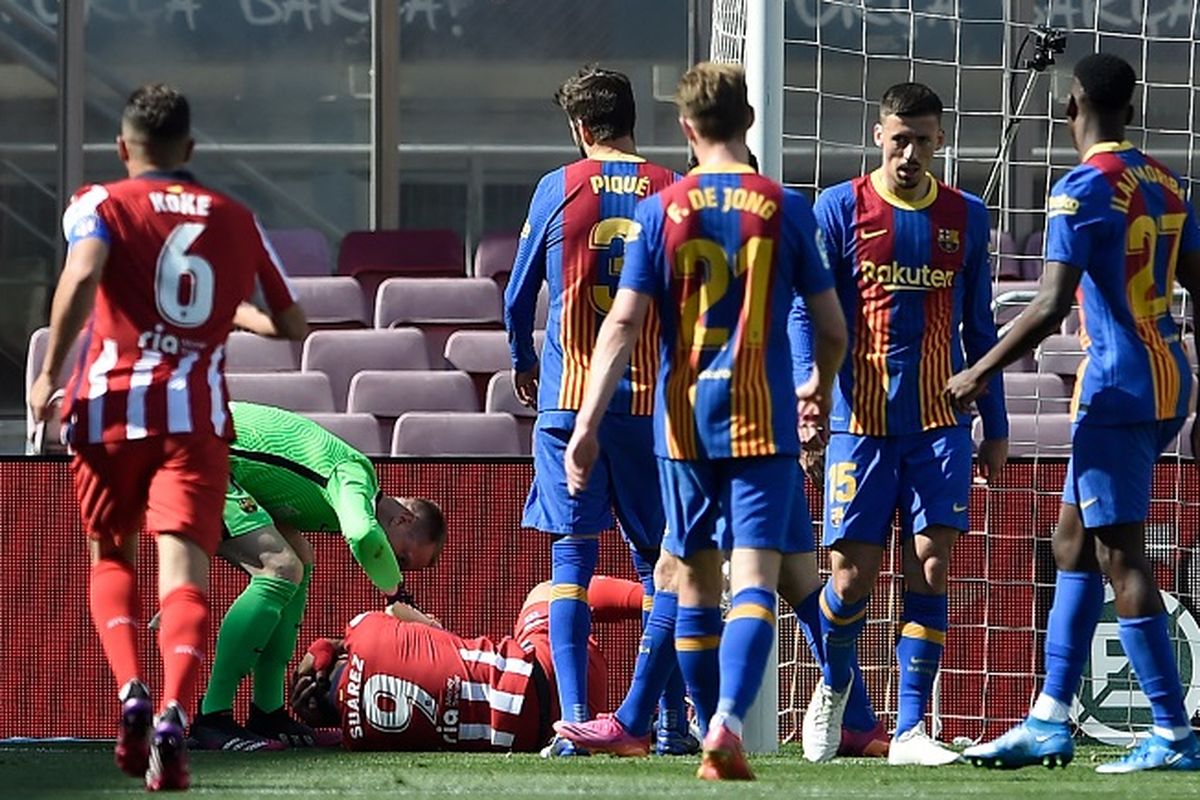 Kiper Barcelona Marc-Andre ter Stegen berbicara kepada penyerang Atletico Madrid Luis Suarez pada laga lanjutan pekan ke-35 Liga Spanyol di Stadion Camp Nou, Sabtu (8/5/2021) malam WIB.