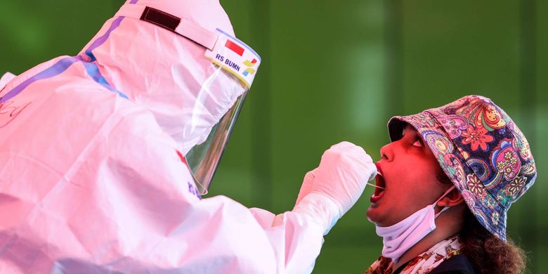 Petugas kesehatan mengambil sampel swab lendir tenggorokan dan hidung di halaman RS Pertamina Jaya, Jakarta Timur, Selasa (5/5/2020). RS Pertamina Jaya dikhususkan untuk menangani pasien virus corona dengan gejala berat dan dilengkapi dengan Command Center dimana 65 Rumah Sakit BUMN di seluruh Indonesia terkoneksi. Sedangan Hotel Patra Comfort sebagai Rumah Sakit Darurat Covid-19 disiagakan untuk menampung pasien corona.