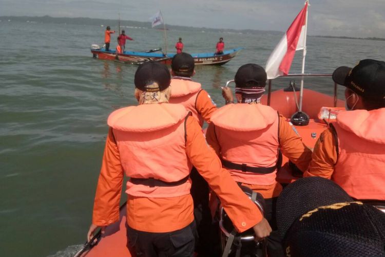 Tim SAR Gabungan melakukan pencarian Rizal Bin Urun Mugiarto (10), siswa kelas 5 SD yang hilang di  lepas Pantai Kemiren, Kabupaten Cilacap, Jawa Tengah, Jumat (5/5/2017)