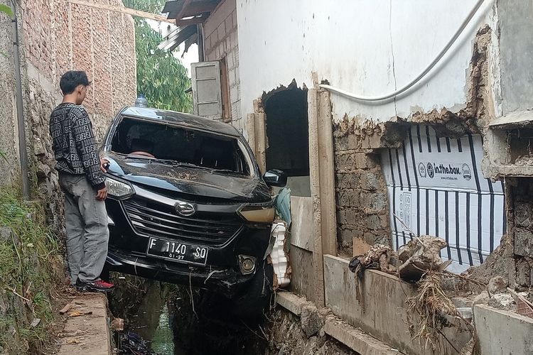 Penampakan Mobil Tersangkut di Selokan Usai Banjir Lumpur Cianjur, Bingung Evakuasi