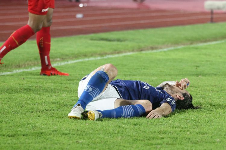 Pemain Persib Marc Klok terbaring di lapangan pada laga Persib vs Persija di lanjutan Liga 1 2021-2022 di Stadion Manahan, Solo, pada Sabtu (20/11/2021).