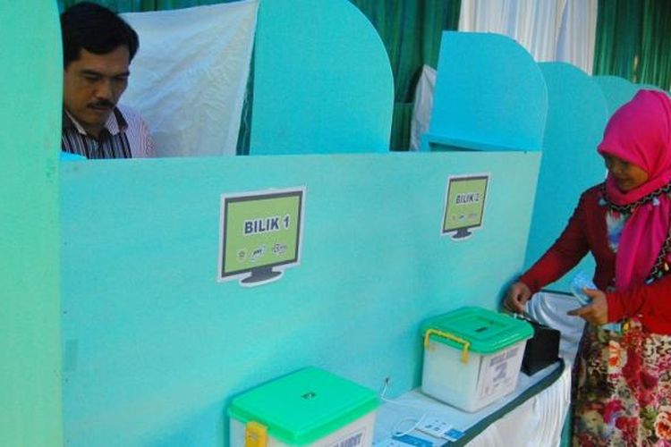 Sejumlah warga Desa Babakan, Kecamatan Ciseeng, Kabupaten Bogor, melaksanakan pemilihan kepala desa dengan menggunakan sistem elektronik atau e-voting, Minggu (12/3/2017).
