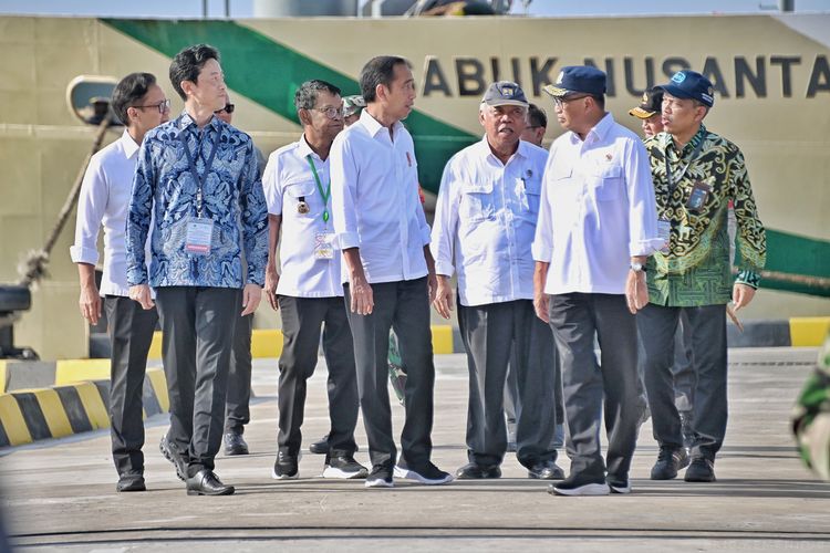 Presiden Joko Widodo saat meresmikan Pelabuhan Wani dan Pelabuhan Pantoloan di Palu pada Rabu (27/3/2024).
