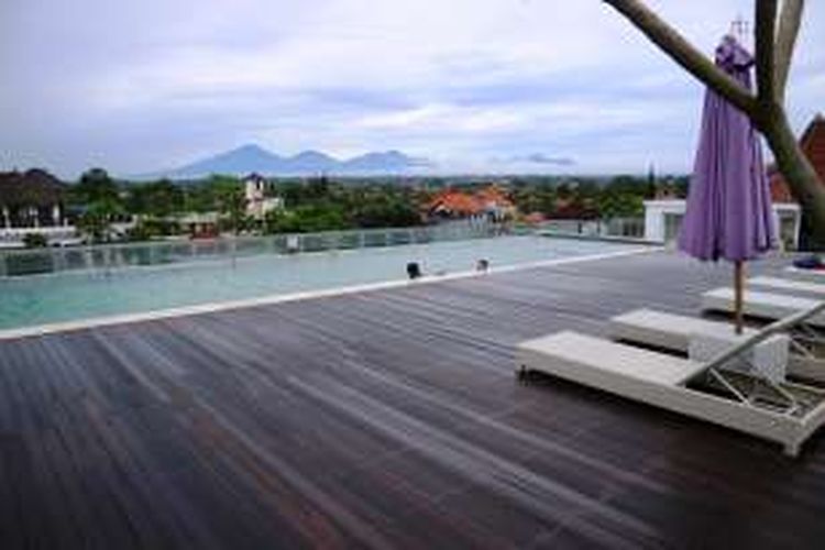 Kolam renang dengan panorama yang berbeda di rooftop The Evitel Resort Ubud.