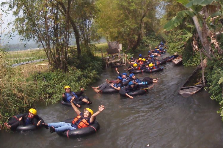 Pengunjung Muncul River Tubing menikmati pengalaman seru saat melintas di Sungai Muncul