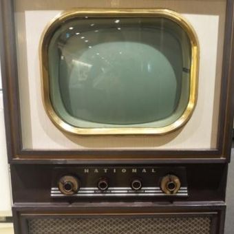 Televisi tabung diproduksi tahun 1960-an.