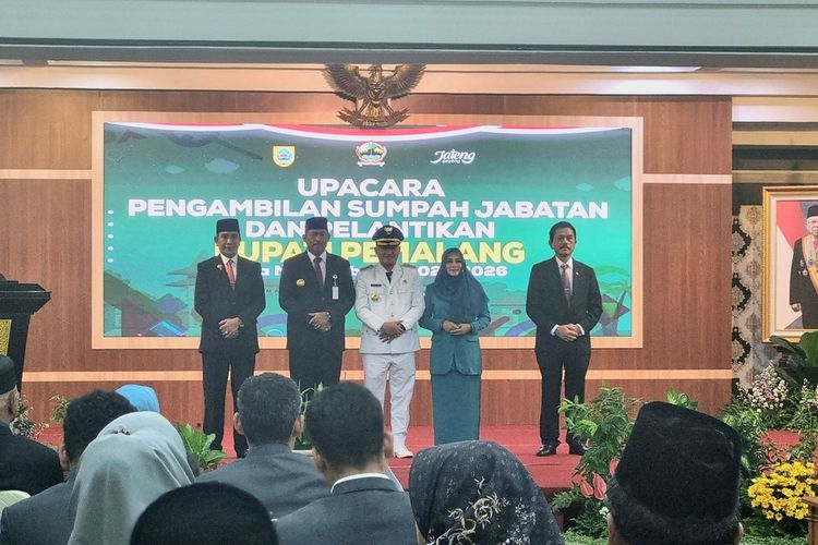 Pj Gubernur Jawa Tengah Nana Sudjana melantik Mansur Hidayat sebagai Pj Bupati Pemalang di Gedung Gradhika Bhakti Praja, Senin, (9/10/2023).