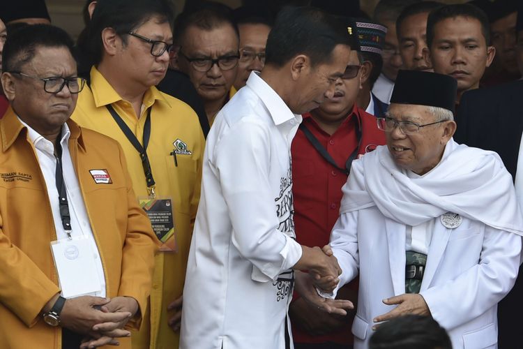 Calon presiden petahana Joko Widodo (tengah)  menyalami calon wakil presiden Maruf Amin (kanan), disaksikan Ketua Umum Hanura Oesman Sapta (kiri) dan Ketua Umum Golkar Airlangga Hartarto (kedua kiri) usai menyampaikan pidato politik di Gedung Joang, Jakarta, Jumat (10/8/2018). Joko Widodo menyampaikan pidato politik sebelum mendaftarkan diri ke KPU untuk Pilpres 2019.