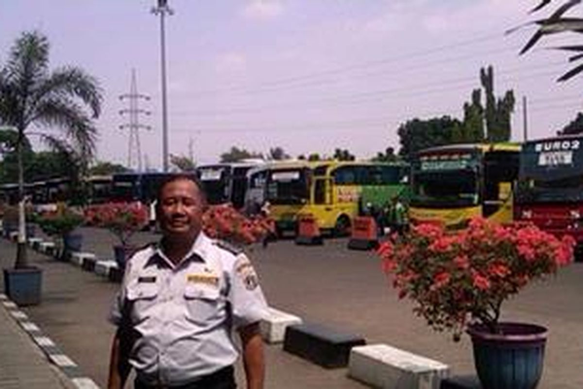 Kepala Terminal Luar Kota Kampung Rambutan, Dwi Basuki, tengah melakukan patroli di wilayahnya. Pihaknya melakukan berbagai persiapan untuk menyambut arus mudik.