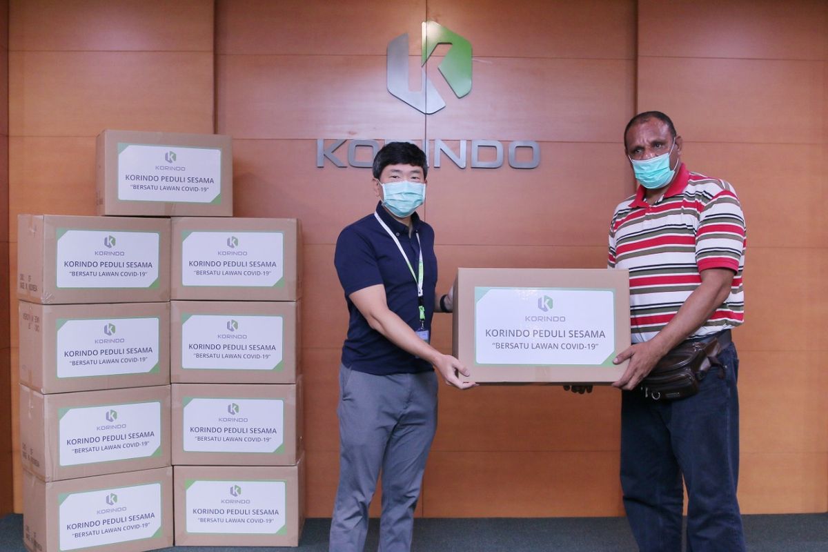 Korindo Group menyerahkan 3.500 Alat Pelindung Diri (APD) berupa baju hazmat bagi para tenaga kesehatan di Rumah Sakit Umum Daerah (RSUD) di Kabupaten Merauke, Boven Digoel, dan Mappi