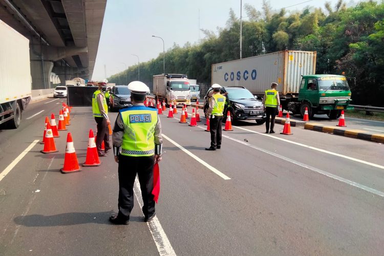 Arus lalu lintas keluar Jakarta di KM 31 ruas Jalan Tol Jakarta-Cikampek arah Cikampek disekat mulai hari ini, Jumat (16/7/2021).