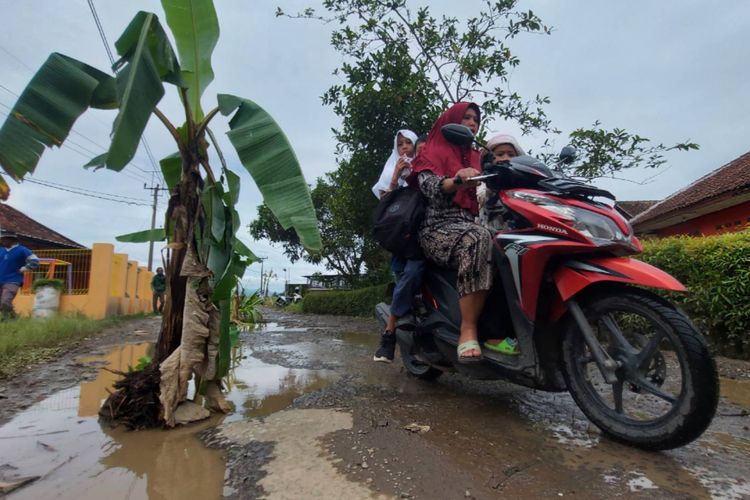 Pengendara melintas di jalan rusak Desa Tanjungjaya, Kecamatan Cihampelas, Kabupaten Bamdung Barat, Rabu (26/10/2022).