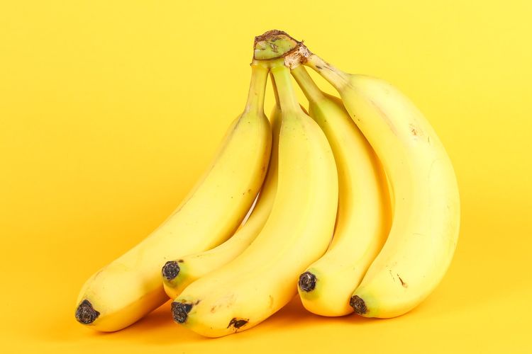 Hindari mengonsumsi makanan tinggi tiramin seperti pisang dan alpukat bersamaan dengan obat antidepresi.