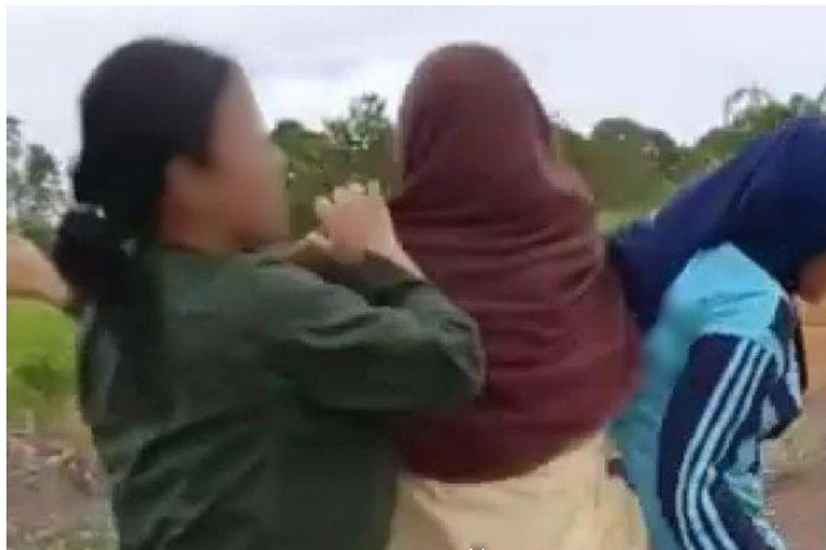 Viral Video Dua Siswi SMP Berkelahi Gara-gara Chatting di Facebook