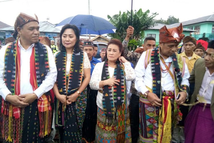 Benny Kabur Harman (kiri) dan Benny Alexander Litelnoni yang didampingi istri masing-masing, saat berada di Ruteng, Kabupaten Manggarai, Nusa Tenggara Timur (NTT) Sabtu (27/1/2018)