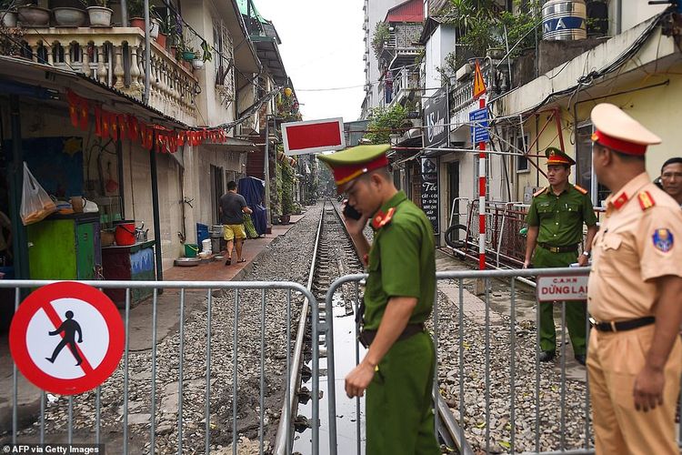 Penutupan jalur kereta di Vietnam yang terkenal di media sosial diprotes oleh warga sekitar dan wisatawan yang berkunjung.