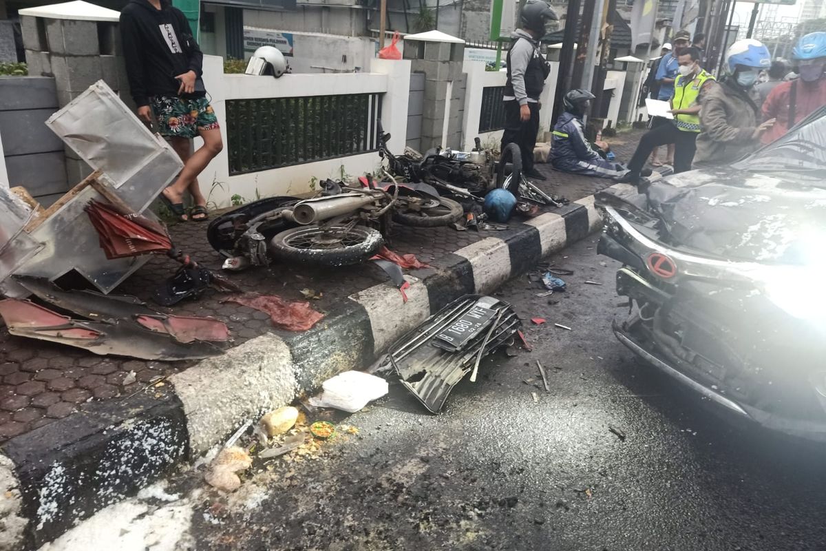 Sebuah mobil di Bekasi menabrak dua kendaraan roda dua, Kamis (9/12/2021)