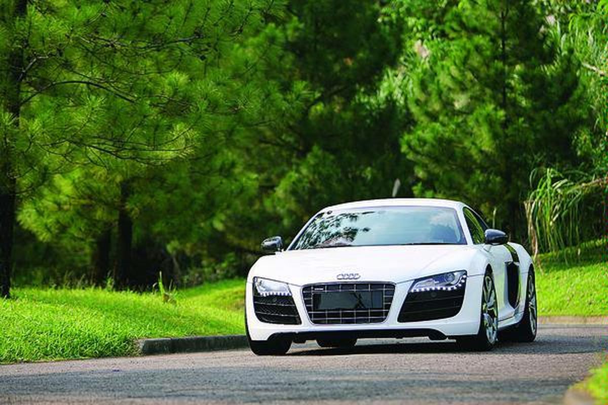 Audi R8 5.2 FSI Quattro di kawasan perumahan Pine Forest Bukit Sentul, Kamis (25/3).