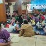 Lansia Korban Banjir Solo Bawa Cucu Mengungsi ke Kantor Kelurahan, Teringat Banjir Besar 2007