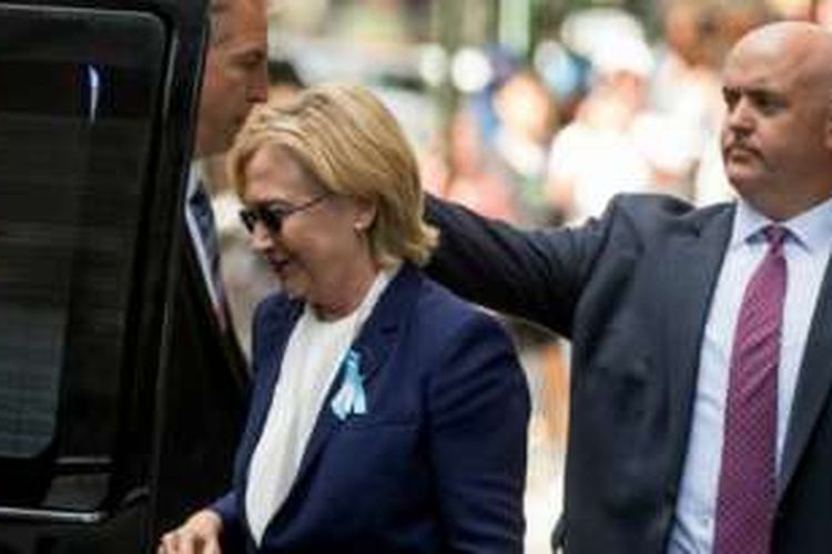 Hillary Clinton memasuki mobilnya setelah lebih awal meninggalkan acara peringatan 11 September (Nine Eleven), New York, AS, yakni peringatan serangan teror oleh Al Qaeda 15 tahun lalu yang menewaskan hampir 3.000 orang.