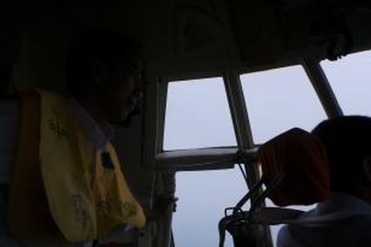 jokowi di kokpit pesawat Hercules Pangkalan Bun