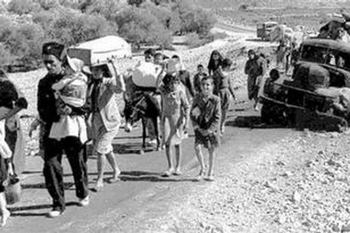 Warga Palestina mengungsi mencari tempat aman akibat Perang Arab-Israel I (1948). Usai perang ini, sedikitnya 750.000 bangsa Palestina terusir dari tanahnya dan menjadi pengungsi. 