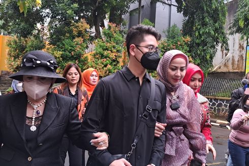 Momen Venna Melinda Menyapa Ibunda Ferry Irawan di PA Jakarta Selatan