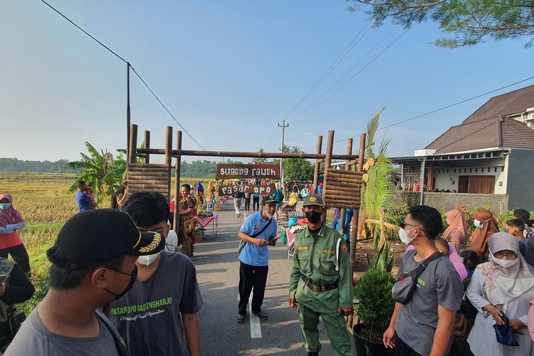 Kegiatan Pasar Opo di Kelurahan Gadingharjo, Kapanewon Sanden, Bantul, Minggu (13/3/2022)