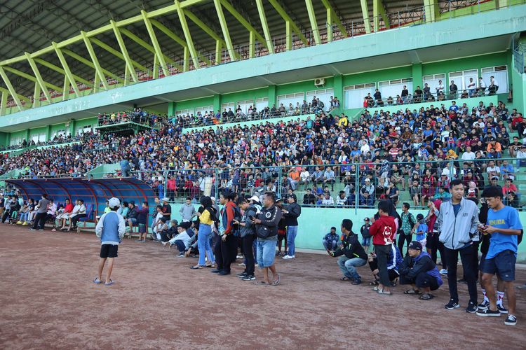 Aremania menyaksikan latihan perdana skuad Arema FC untuk persiapan musim 2020 di Stadion Gajayana Malang, Jawa Timur, Kamis (16/01/2020) sore. 