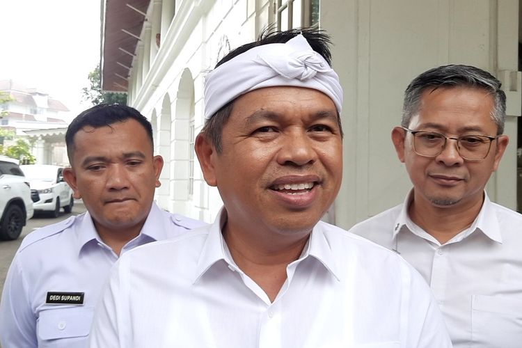 Gubernur Jawa Barat Dedi Mulyadi usai bertemu dengan warga yang diwakili oleh tokoh masyarakat dan tiga kepala desa di Bale Pakuan Bogor, Jawa Barat, Rabu (24/9/2025).