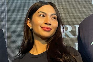 Tetap Cantik dan Elegan, Intip Gaya Ariel Tatum Masak Steak & Pasta