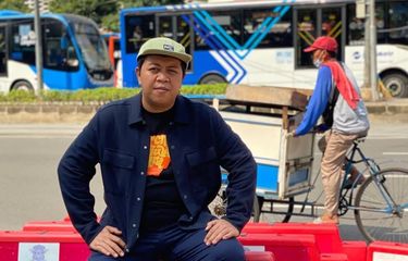Pelawak Gilang Gombloh mengaku mengalami kecelakaan lalu lintas di daerah Cikarang, Jawa Barat, Senin (14/4/2025).