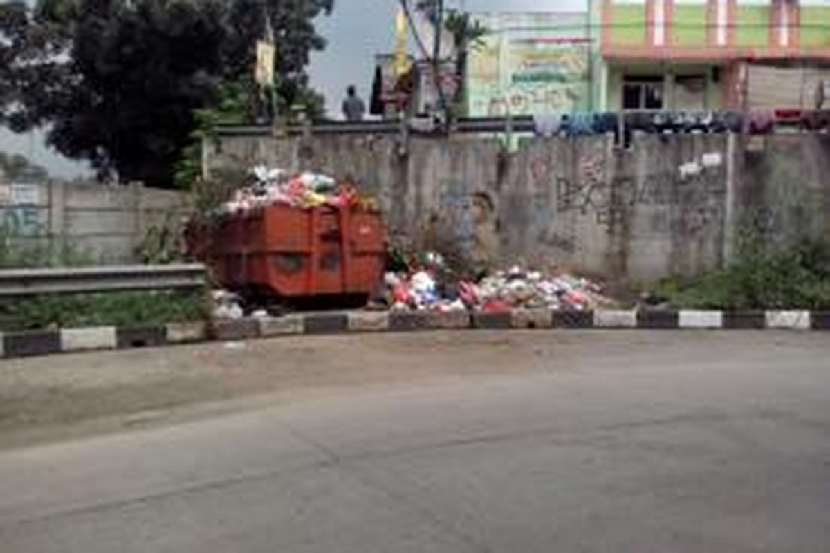 Salah satu TPS liar yang berada di Jl Cut Mutia, Bekasi 