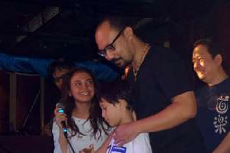 Penyanyi Rossa (kiri) bersama putranya, Rizky, dan mantan suaminya, Yoyo, pada perayaan HUT ke-19 band PADI di Arion Swiss Bell Hotel, Kemang, Jakarta Selatan, Minggu (10/4/2016).