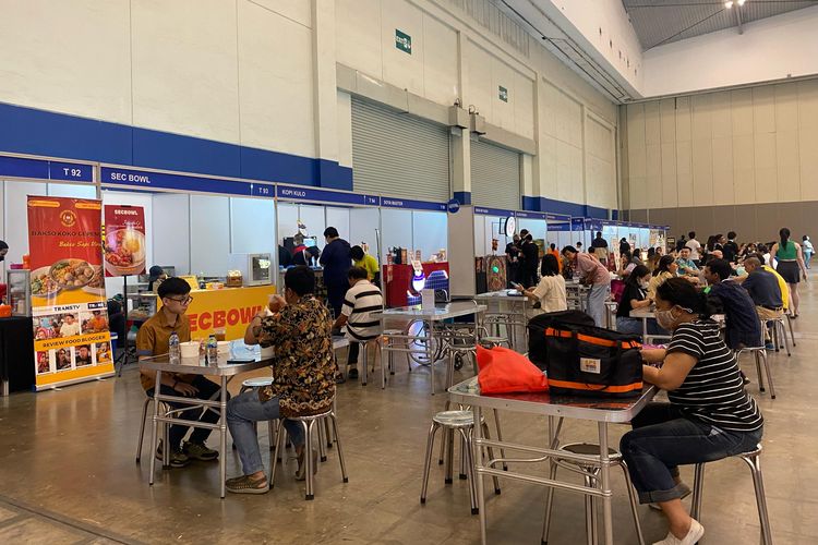 Puluhan gerai kuliner yang tersedia di Kompas Travel Fair 2023 di ICE BSD, Tangerang. 
