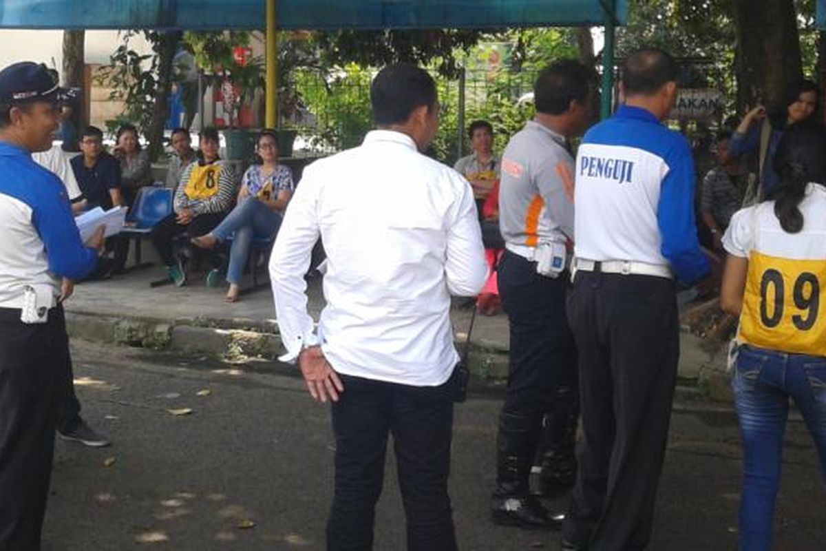 Para peserta uji praktek pembuatan Surat Izin Mengemudi (SIM),C mengikuti arahan petugas di Satpas SIM, Jalan Daan Mogot, Jakarta Barat, Senin (4/8/2014).