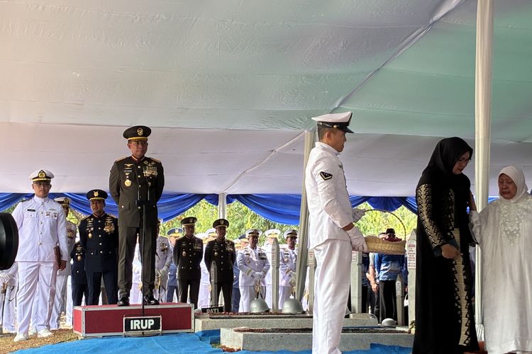 TNI Commander Leads Funeral for Former Commander Widodo AS, SBY and Police Chief in Attendance