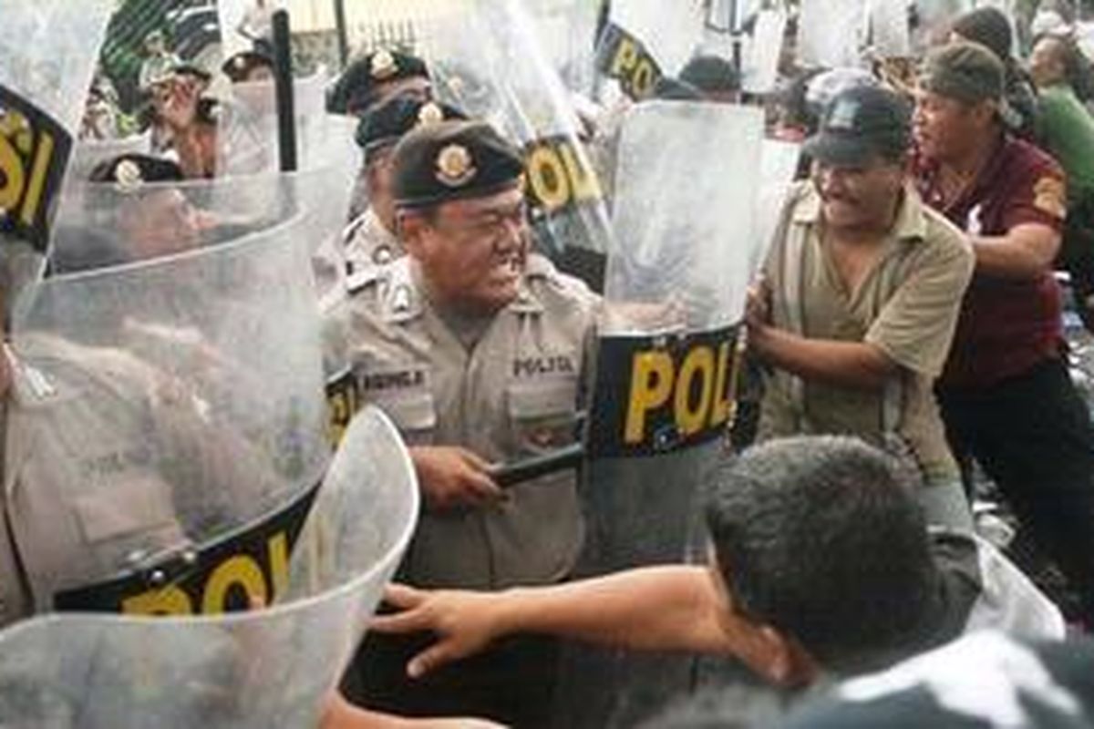 Aparat kepolisian Polresta Malang, Jawa Timur, Selasa (6/3/2012) menggelar simulasi penanganan unjuk rasa. Kegiatan ini, digelar di Jalan Pahlawan TRIP, dengan tujuan mengantisipasi peningkatan eskalasi kegiatan unjuk rasa, menjelang kenaikan harga BBM.